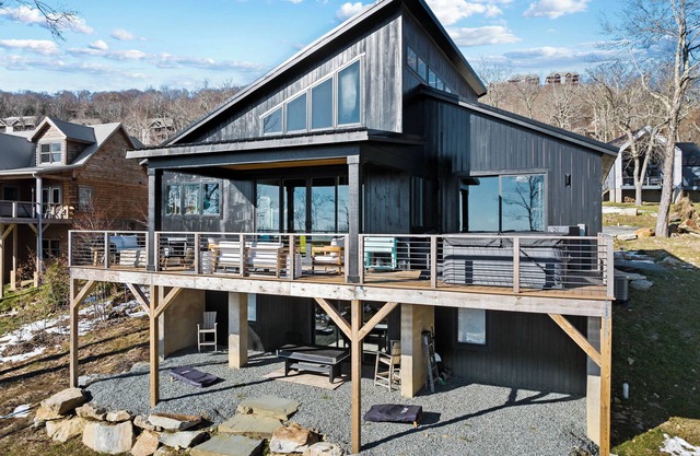 Banner Elk Black Lodge 4 Bed 3 Bath Soaring ceilings Hot Tub and Mtn Views