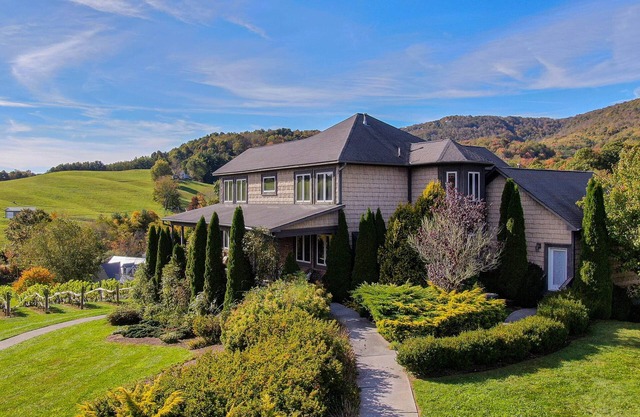 Banner Elk Winery Villa - Luxury Estate on a Beautiful Winery! 10min to downtown, hotub
