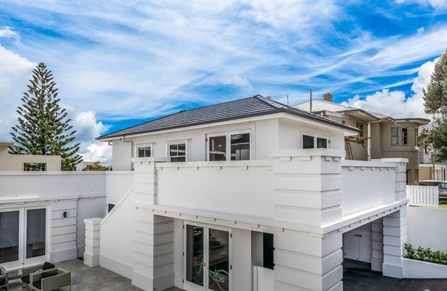 Bar Beach - unrivalled luxury apartment - beach views - 100m to sand