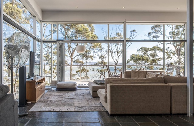 Baragoola Retreat - Luxury Waterfront Property in the Southern Tasmanian Bush