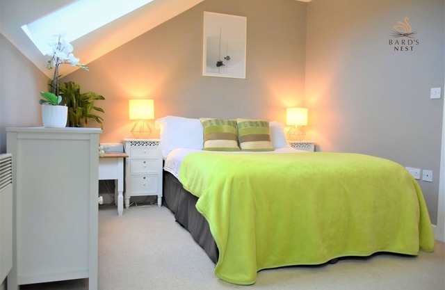 Bard's Nest, central, FREE allocated parking, 3 mins walk to Birthplace.