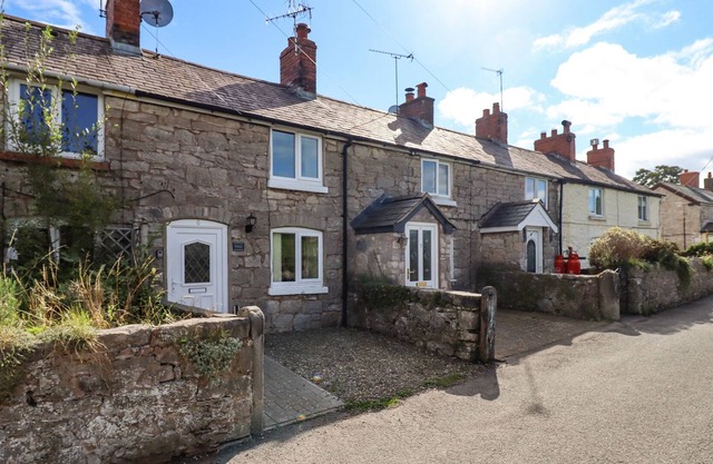 BARKALOT COTTAGE, pet friendly, character holiday cottage in Denbigh