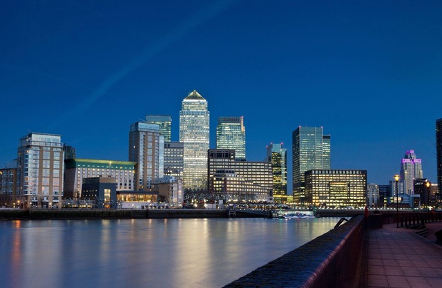 Barking London Sleeps 11 - Parking - train/tube