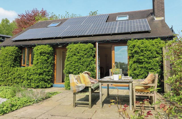 BARKS COTTAGE, pet friendly, character holiday cottage in Oakamoor