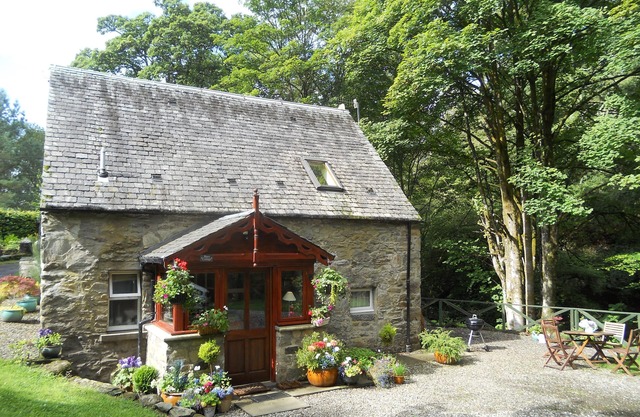 Barn Cottage, beautifully located by the Falls of Dochart