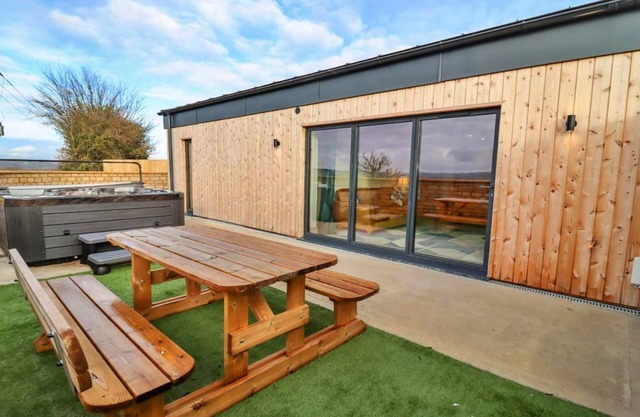 Barn in Cotswolds with Hot Tub & Scenic Views