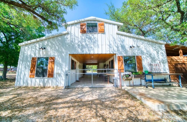 Barndo · Cute, Rustic Barndo Bunkhouse w/Dog (or Kid) Run!