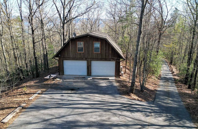 Barndomenium 60 acre retreat *New Listing*