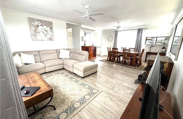 Barney Point Gem Space, Privacy & Perfect Location Walk to Beach, Cafes and Pub
