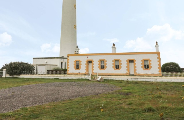 BARNS NESS LIGHTHOUSE COTTAGE, pet friendly, with a garden in Dunbar