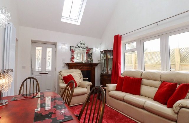 BARON’S MEWS, pet friendly, country holiday cottage in Herne Bay