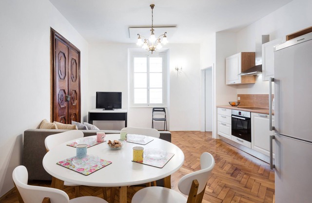 Baroque flat with the restaurant in the city centre