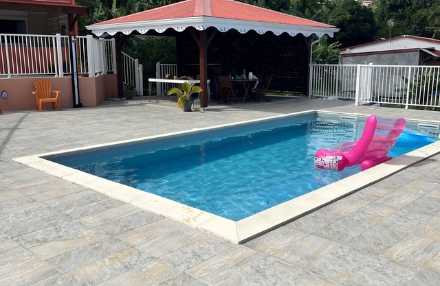 Bas de Villa Avec Piscine au François