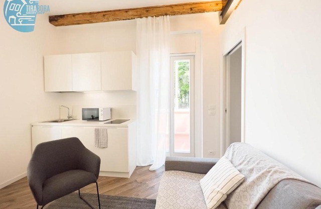 Basovizza 3 Chanel Tirabora Short Rent