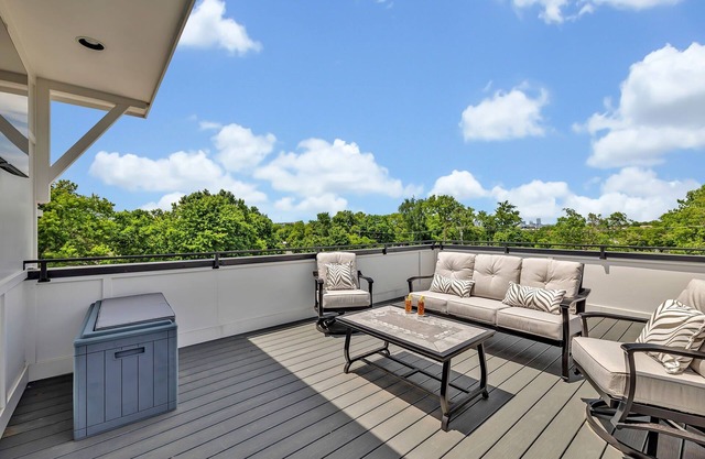Bass - Private Rooftop - 8 Mins to Broadway