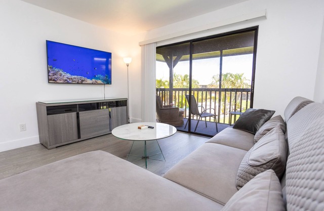 Bass & Sun Modern & Pool View ! 2/2 Bedroom