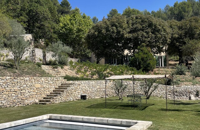 Bastide sleeps 9, large secure swimming pool, not overlooked in Aix en Provence