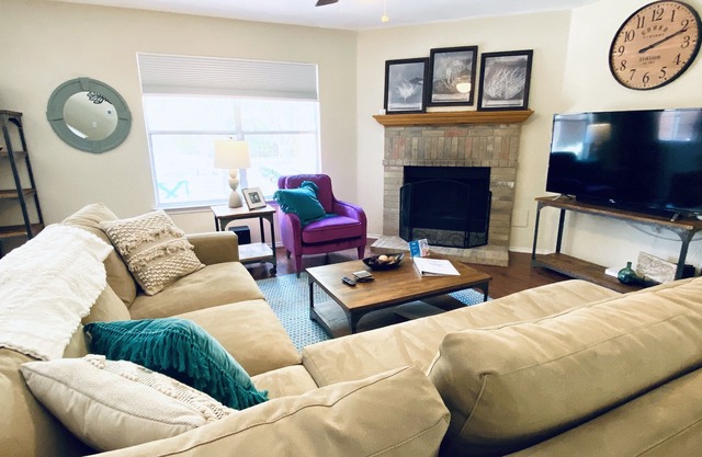 Bastrop Gem Near ATX COTA Tesla, Long Stays Welcome!