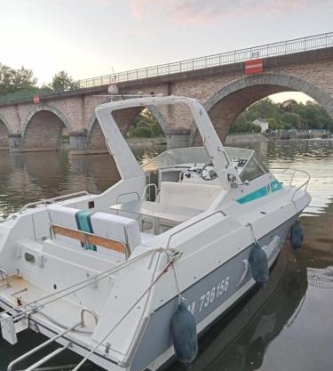 Bateau-gîte sur le halage de la Mayenne