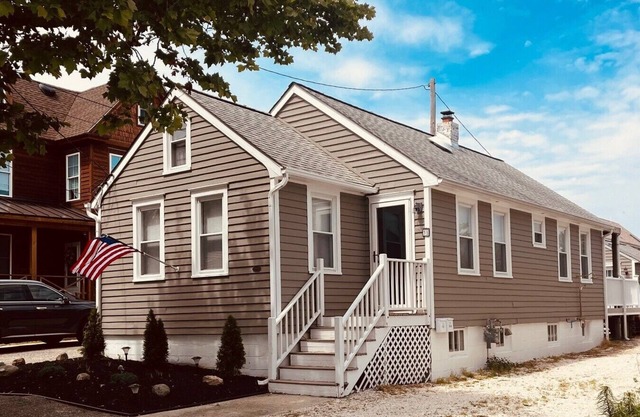 BAY AND BEACHnRelax in this well appointed beach cottage in historic Old Town