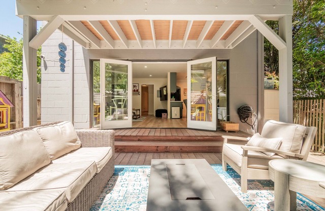 Bay Area Getaway -The Best in Downtown Mill Valley - Tesla Charger ,Yard FirePit