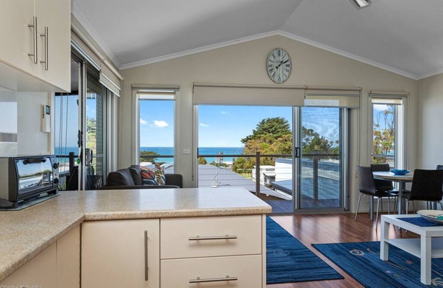 BAY BLISS CABIN - set in a popular caravan park