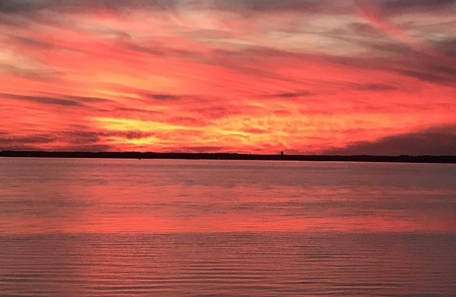 BAY FRONT - Beautiful Sunsets - Walking distance to Beach, Shops, Eateries.