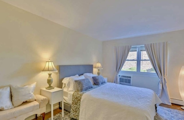 Bay Shore Condo Close to Outdoor Sports & Institutes!