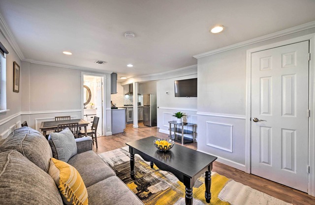 Bay Shore Vacation Rental ~ 7 Mi to the Beach