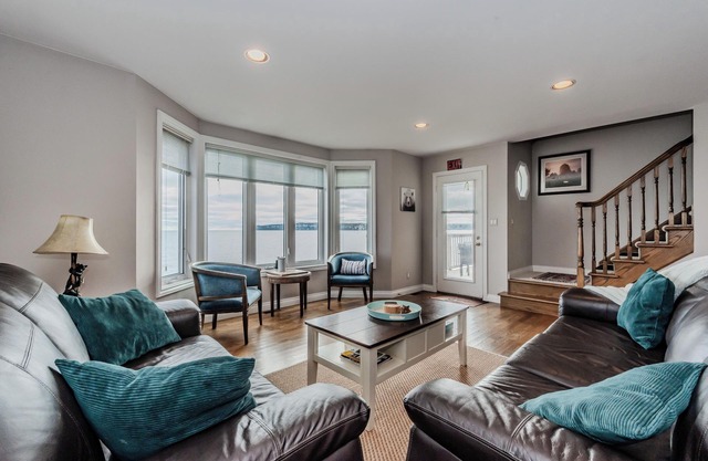 Baycrest: Waterfront Escape