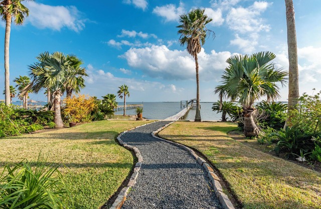 Bayfront Breeze - Waterfront w/Private Lighted Fishing Dock - Available 24/7