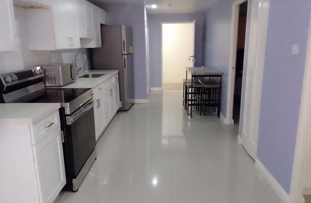 Bayfront Budget Friendly 2 Bedrooms and 2 Bathrooms Apt in Gated Community