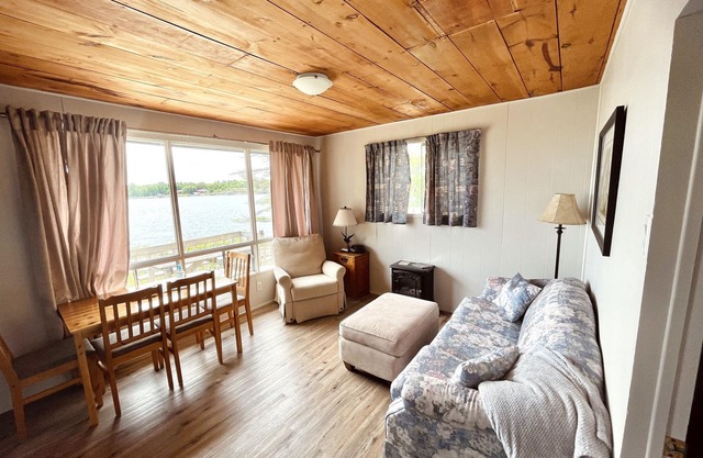 Bayshore Cottage - Off on the point by itself