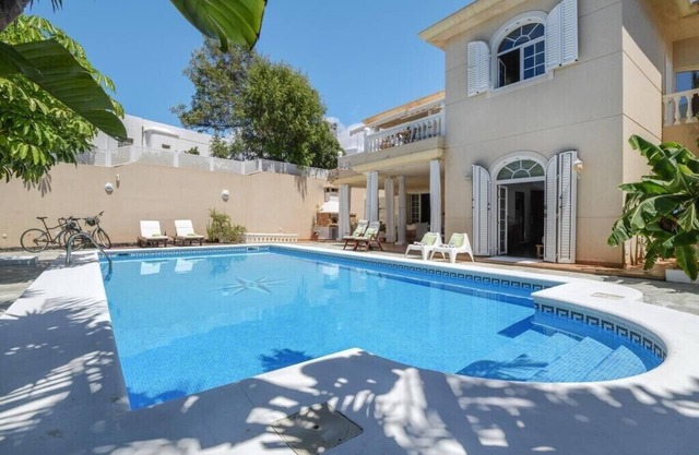 Bayside Concha House: Beachfront Oasis with Heated Pool