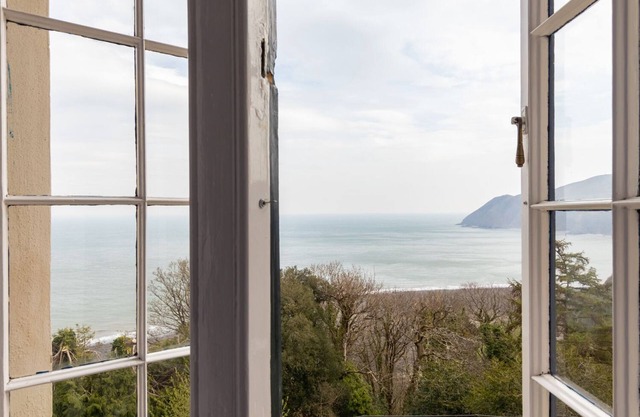 BAYVIEW TERRACE, family friendly, character holiday cottage in Lynton