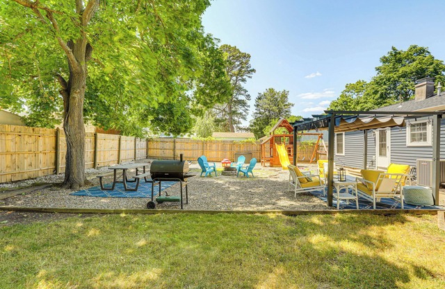 Bayville Getaway w/Fire Pit - 2 Mi to Beach!
