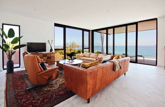 BAYWATCH'S APARTMENT