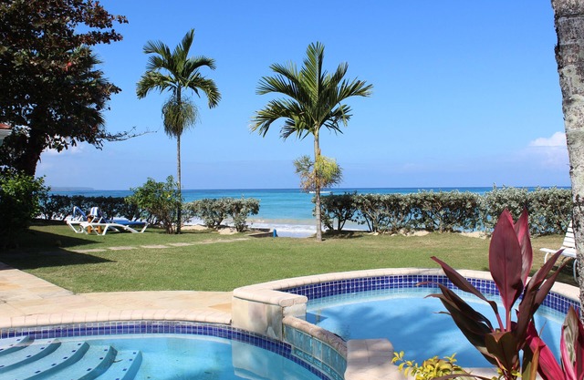Baywatch - seaside villa, modern, spectacular location & garden, pool, cook