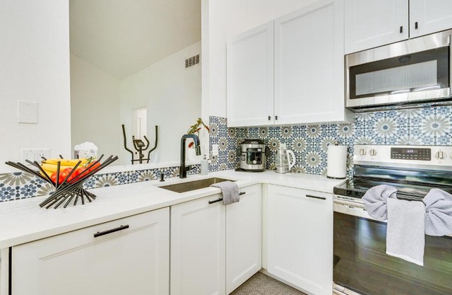 BBQ Ready Retreat with Pool Access in Palm Harbor