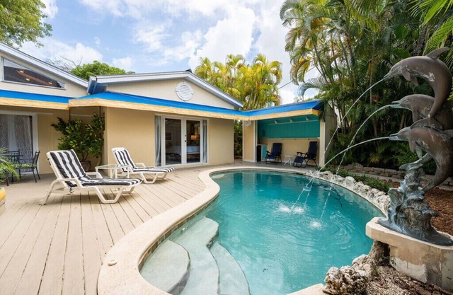 BE STILL- 4 Bedroom, 3 Bath with POOL & Guest Cottage