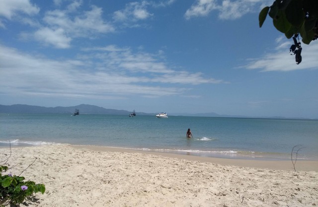 BEACH APARTMENT WITH SEA VIEW JUST A FEW STEPS FROM THE SAND. COMPLETE GARAGE 1 DOR