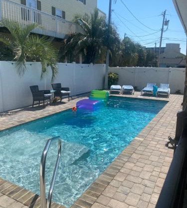 Beach Breeze 1, short walk to Atlantic Ocean, pet friendly, very quiet & family friendly