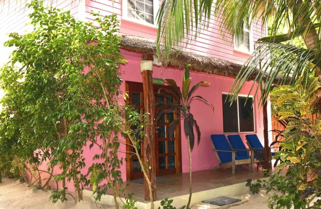 Beach Cottage AC/pool/dock beach- free paddle boards-sleeps 4