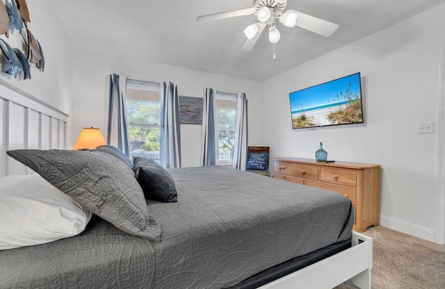 Beach Cottage! Great Rates! 3 blks to beach Screened porch! Fenced! Pet friendly