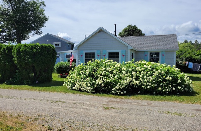 Beach Cottage Walking Distance to Long Sands Beach