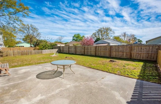 Beach Daze Duplex - Unit B! Fenced-in backyard! Pets Welcome! 5 Blocks to beach!