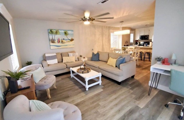 BEACH FEVER in Horizon South - 2 BR, 2.5 bath, sleeps 8 - 5 min walk to beach!
