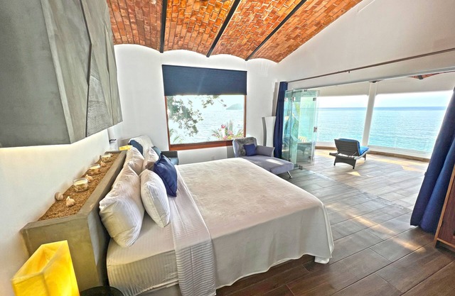 Beach Front, Amazing, Private Home