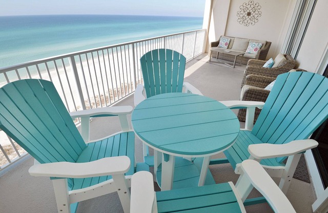 Beach Front-Beach Service Chairs Included-FREE High Speed Wifi-5 Star Experience