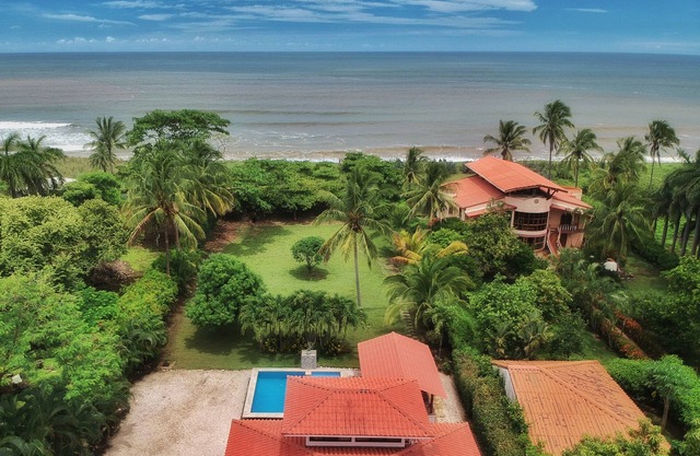 BEACH FRONT HOME, PERFECT FOR FAMILY AND FRIENDS